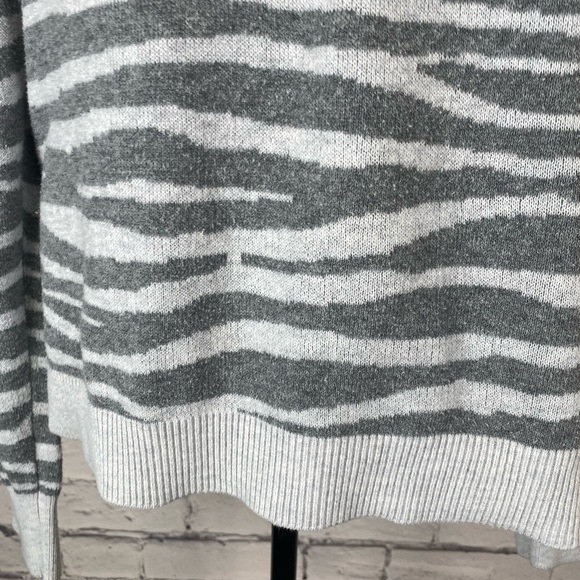 Ava & Viv Gray Animal Print Sweater size 0X - Picture 4 of 9